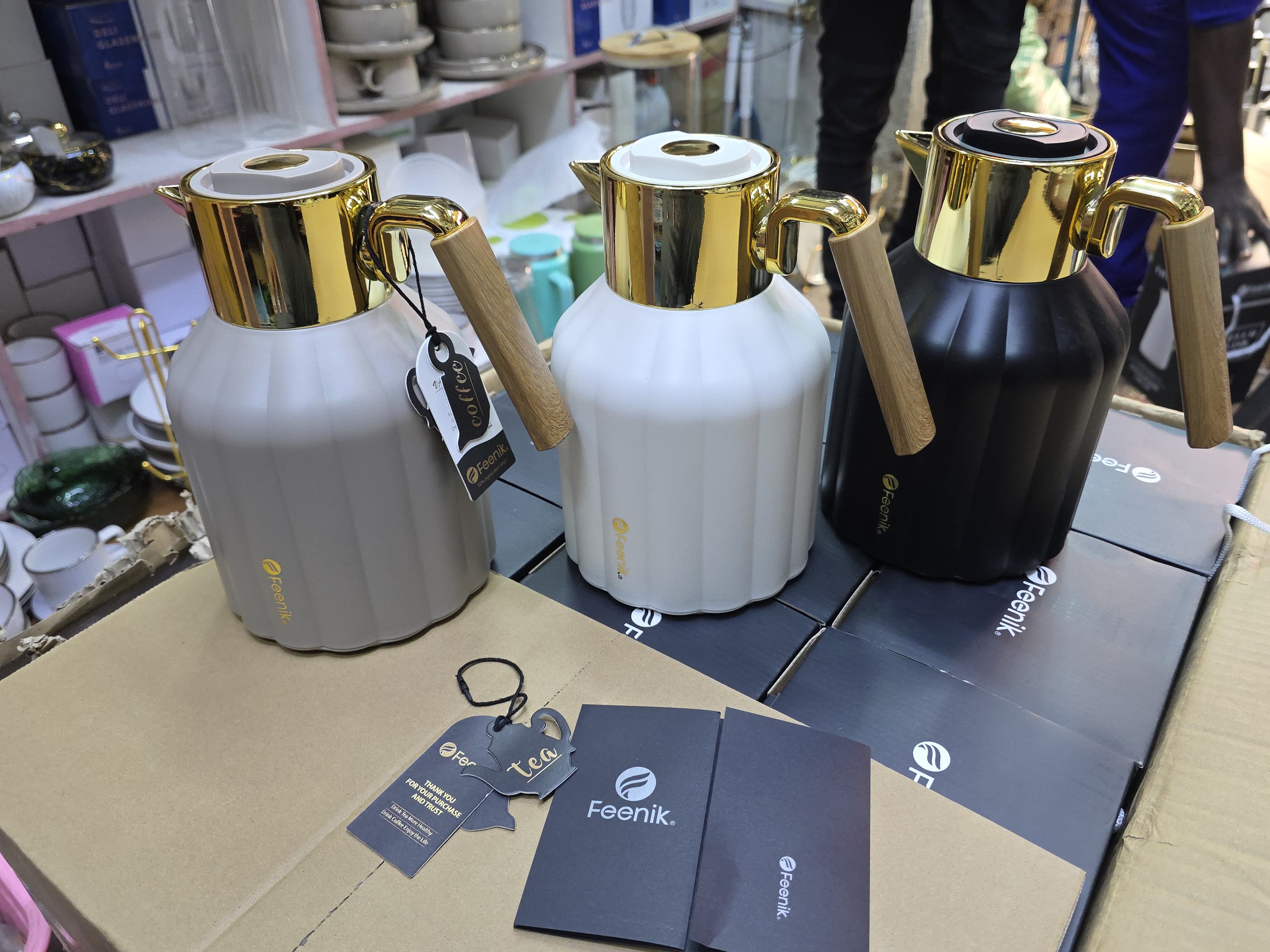 Feenik Premium Vacuum Flask 1L with Wooden Handle - Gold Lid