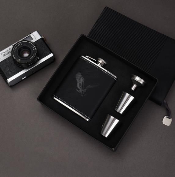 Hip Flask Whisky Bottle Gift Set with 2 Tot Cups – 200ml (Black & Brown Leather)