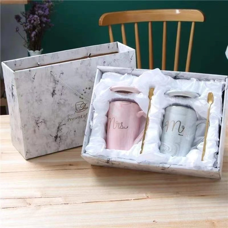 Mr & Mrs Marble Ceramic Mug Gift Set with Lids & Gold Spoons