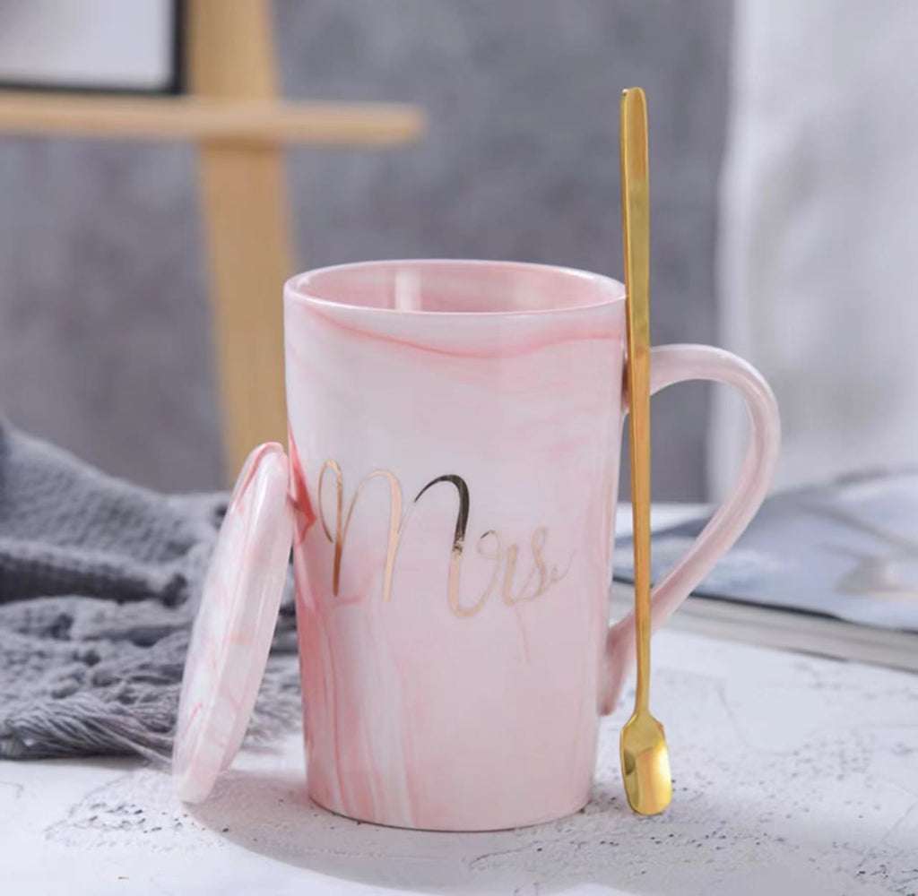Mr & Mrs Marble Ceramic Mug Gift Set with Lids & Gold Spoons