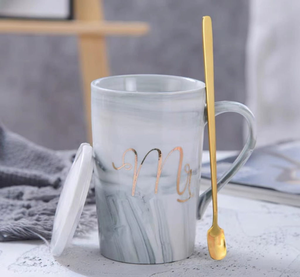 Mr & Mrs Marble Ceramic Mug Gift Set with Lids & Gold Spoons