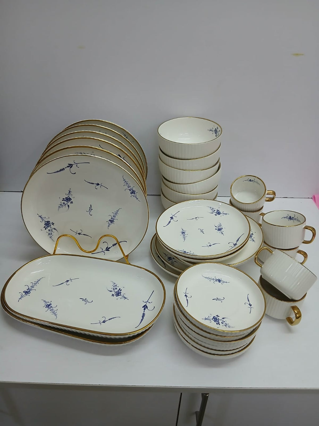 32-Piece High Quality Ceramic Dinner Set – White Floral with Gold Rim