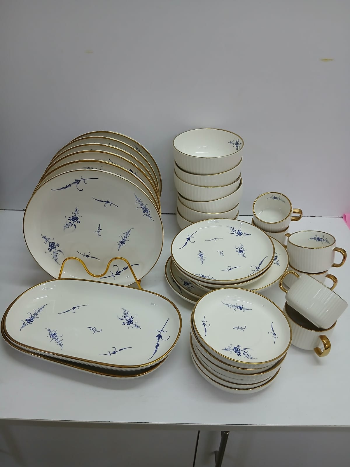 32-Piece High Quality Ceramic Dinner Set – White Floral with Gold Rim