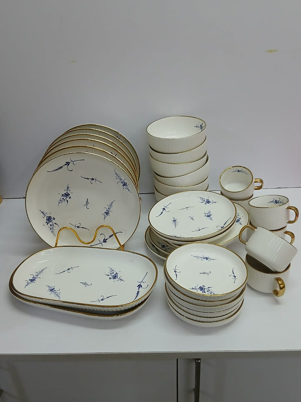 32-Piece High Quality Ceramic Dinner Set – White Floral with Gold Rim