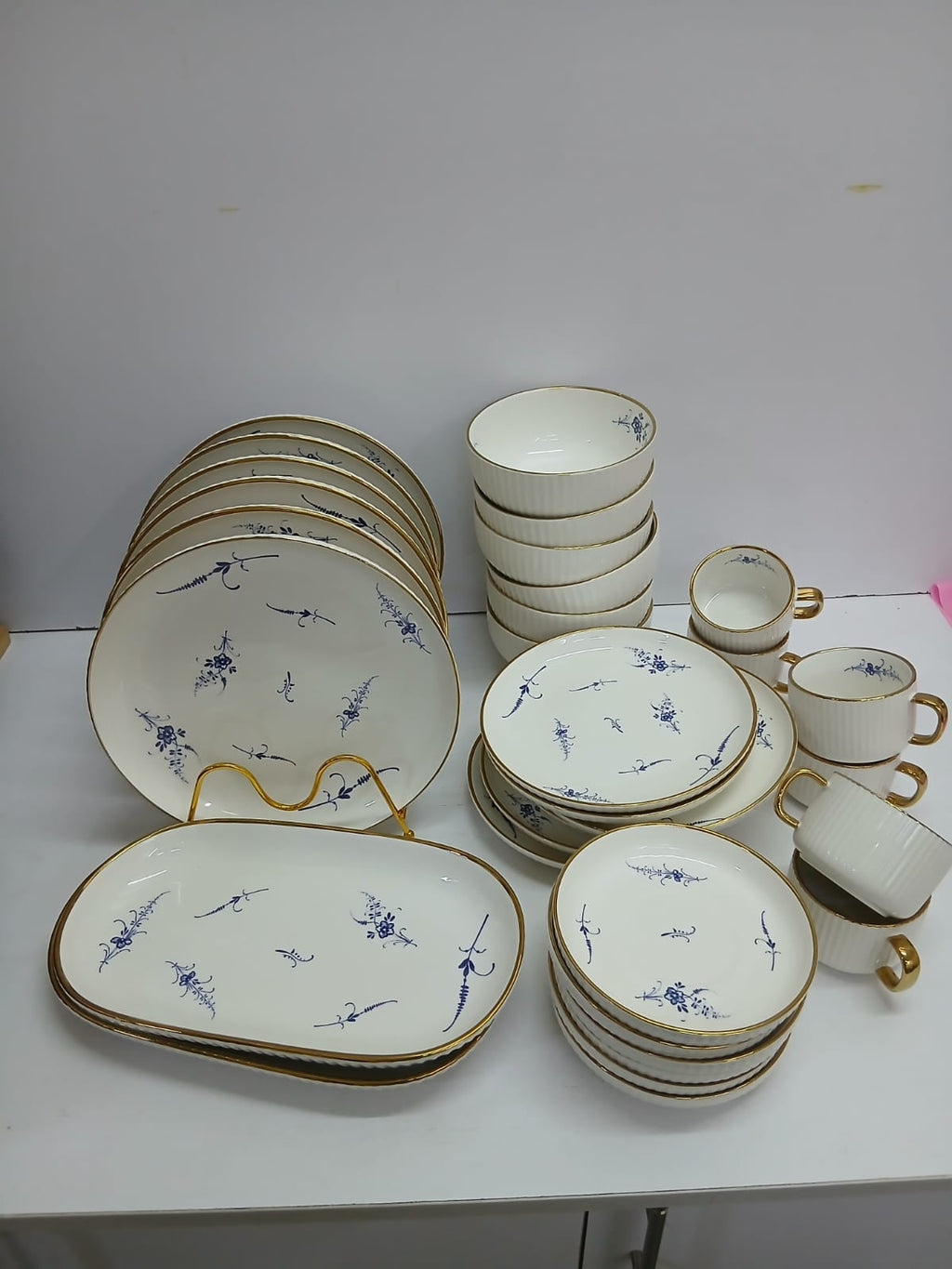 32-Piece High Quality Ceramic Dinner Set – White Floral with Gold Rim
