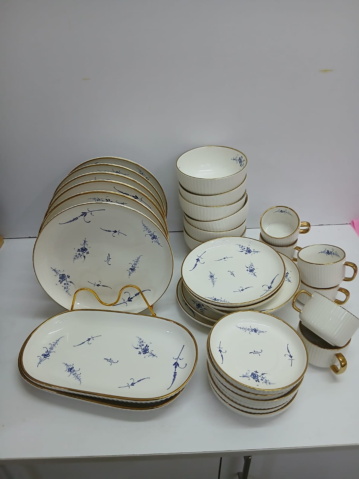 32-Piece High Quality Ceramic Dinner Set – White Floral with Gold Rim