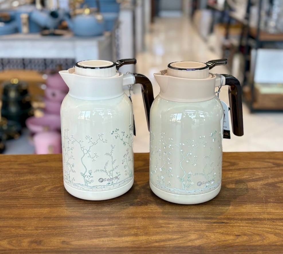 Feenik Vacuum Flask 2.0L - two flasks side by side on wooden surface