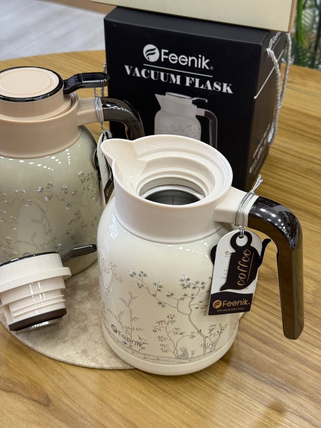 Feenik Vacuum Flask being poured - showing easy-pour spout