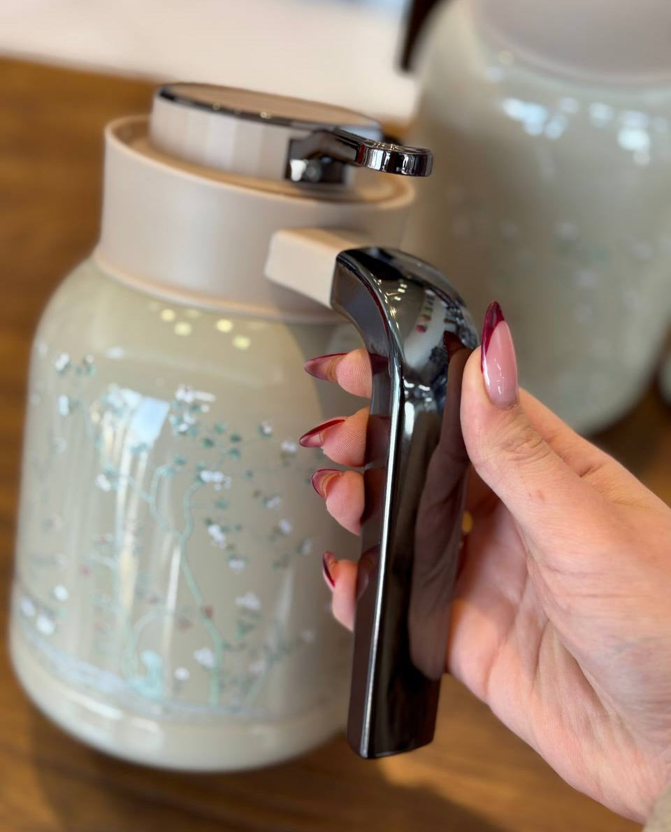 Feenik Vacuum Flask close-up of ergonomic handle detail